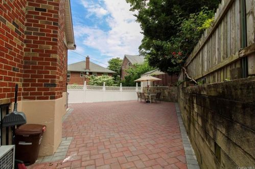 2542 Bouck Ave, Bronx NY 10469-5710 exterior