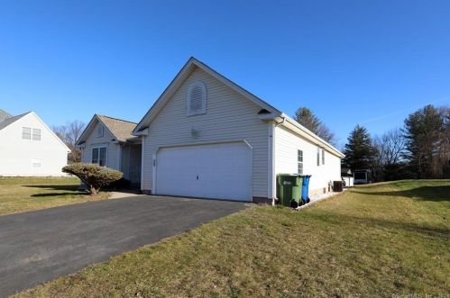 60 Berrios Hl Rd, Windsor CT 06095-1000 exterior