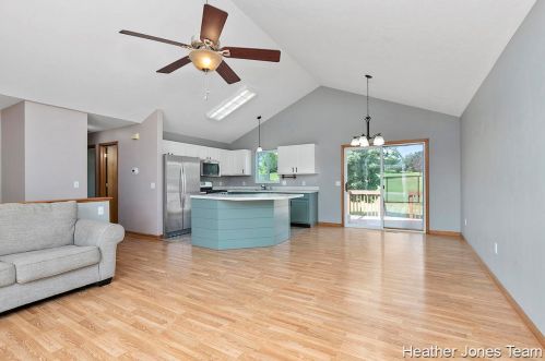 205 Prairie Run Dr, Cedar Springs, MI 49319-8673