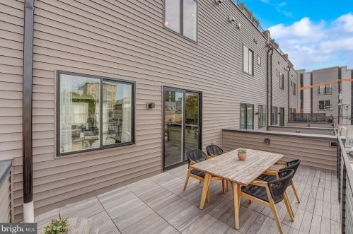 654 13 St, Philadelphia PA 19123-2427 exterior