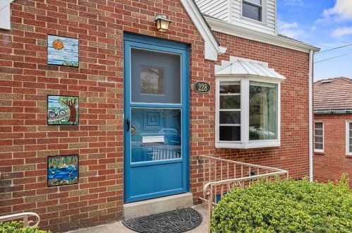 228 Connecting Rd, Pittsburgh, PA 15228-2136