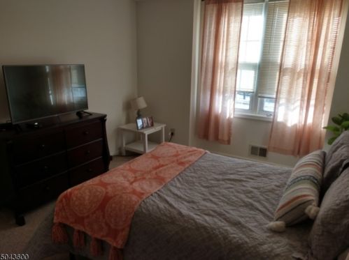 124 Leigh St, Clinton NJ 08809-1348 exterior