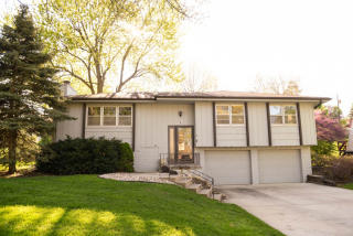 1218 95th St, Omaha, NE 68114-2237