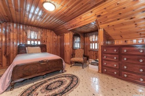 131 Bucknell Rd, Valley Stream NY 11580-5329 exterior