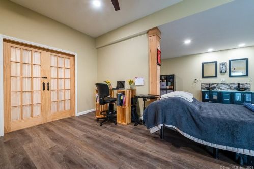 334 Maple Ave, Uncasville CT 06382-2018 exterior