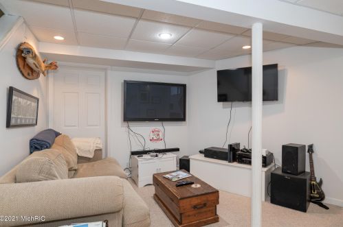 1360 Crooked Lk Dr, Kalamazoo MI 49009-8950 exterior