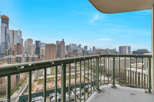 111 Maple St, Chicago IL  60610-5401 exterior