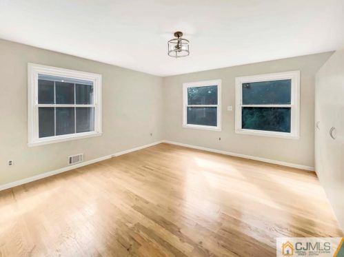 37 Carpenter Pl, Metuchen NJ 08840-2521 exterior