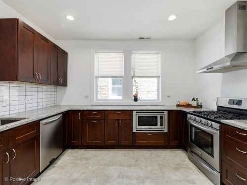 5017 Lawndale Ave, Chicago IL 60659-1103 exterior