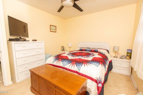 5231 Old Colony Rd, Kalamazoo MI 49008-3216 exterior