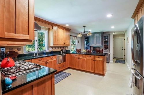 1 Cullens Hl Rd, Derby CT exterior