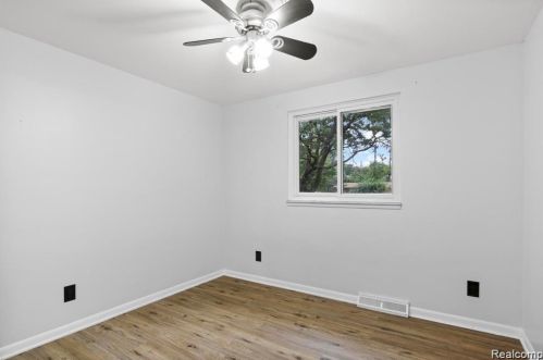 421 Beech Daly St, Dearborn Heights MI  48125-1000 exterior