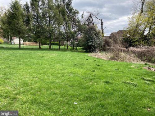 1172 Laurel Ln, Huntingdon Valley PA 19006-3216 exterior