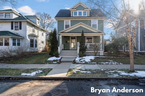 716 Hawthorne St, Grand Rapids, MI 49503-3535