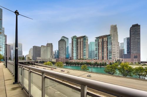 450 Waterside Dr, Chicago IL  60601-4702 exterior