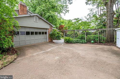 8909 Linton Ln, Alexandria VA 22308-2438 exterior