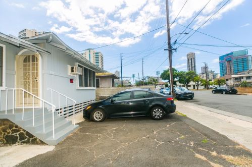 731 Paani St, Honolulu HI 96826-4223 exterior