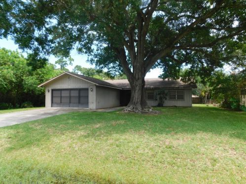 5206 Palm Dr, Fort Pierce, FL 34982-3891