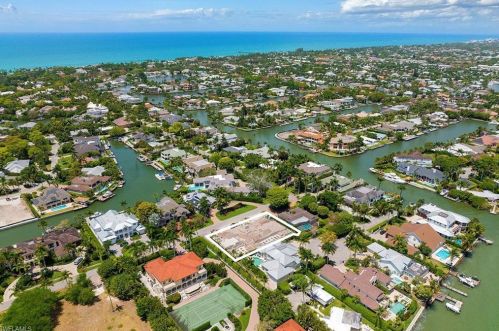 2131 Marina Dr, Naples FL 34102-7627 exterior