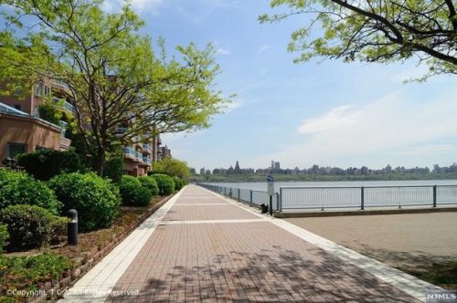 311 Nelson Ct, Edgewater NJ  07020-1618 exterior