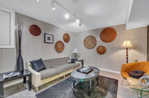 737 Kirts Blvd, Troy MI 48084-4863 exterior