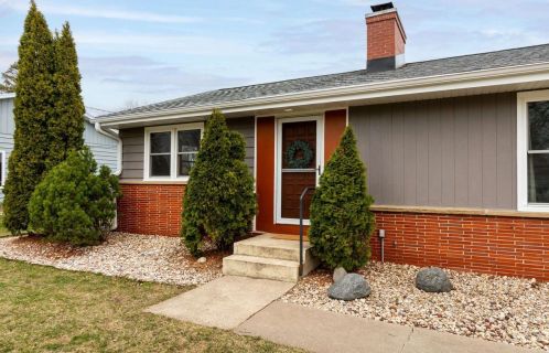 1821 Sheridan Dr, Madison, WI 53704-3838