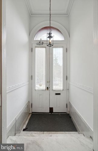 300 10th St, Philadelphia PA  19107-6104 exterior