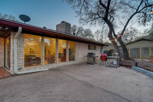 8702 Crst Rdg Cir, Austin TX 78750-3018 exterior