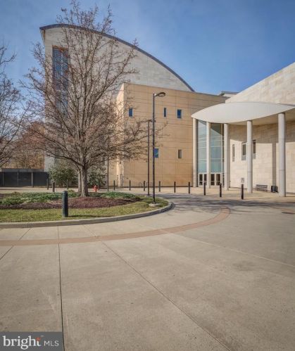 10401 Grosvenor Pl, Rockville MD  20852-4646 exterior