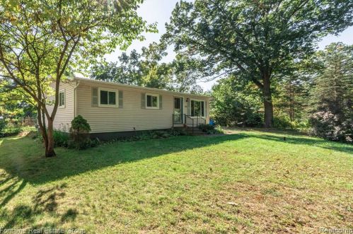 682 Cranbourne St, Commerce Township, MI 48382-3022