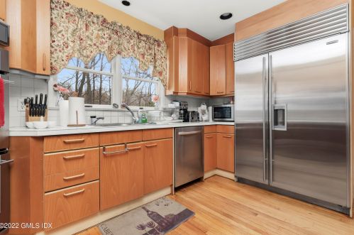 17 Highland Farm Rd, Greenwich CT 06831-2606 exterior