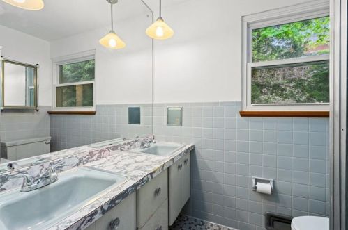 3927 Blvd Dr, Pittsburgh PA 15217-2619 exterior