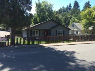 821 Rosemont Ave, Salem OR  97304-3923 exterior