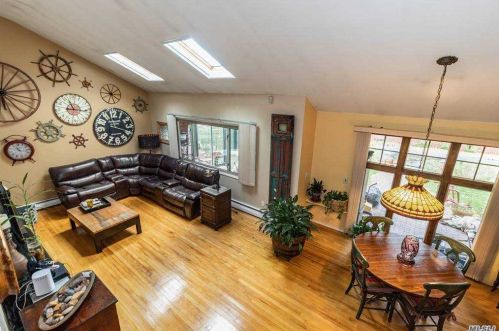 2 Crabapple Ln, Commack NY 11725-2404 exterior