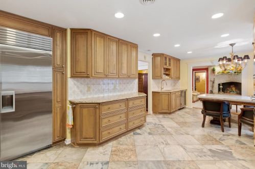 8751 Brook Rd, Mc Lean VA  22102-1507 exterior