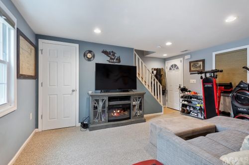 77 2nd St, Woodbridge, NJ 07095-2835