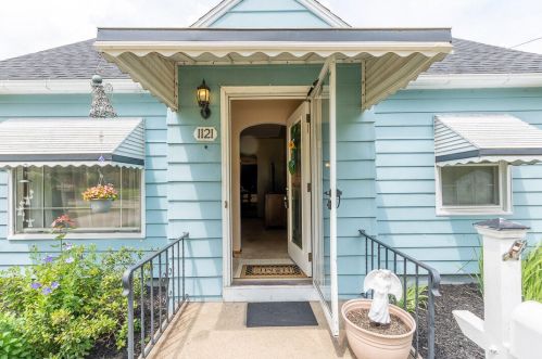 1121 Ecklund St, Grand Rapids, MI 49505-4323