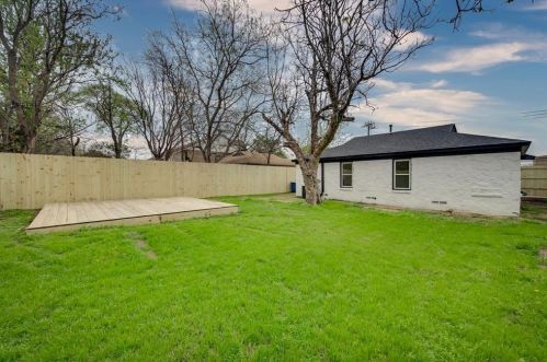 2521 Amelia St, Dallas TX  75235-8222 exterior