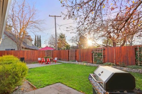 1707 Baywood Ln, Davis CA 95618-0543 exterior