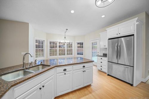 10 Azalea Ln, Ellington CT  06029-3063 exterior