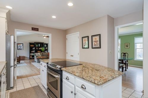 32 Crosswood Rd, Farmington CT 06032-1067 exterior