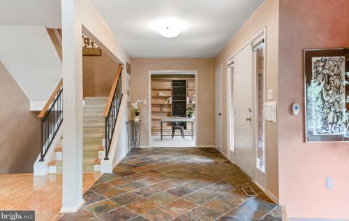 16 Arlive Ct, Rockville MD 20854-2978 exterior