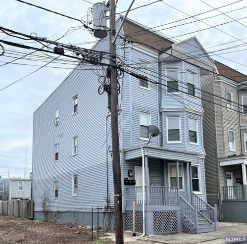 15 3rd St, Newark, NJ 07107-3158