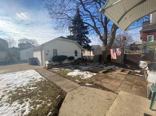 6129 Locust St, Milwaukee WI 53212-2545 exterior