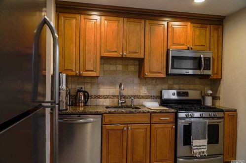 4 Lamb Pl, Huntington Station, NY 11746-6724