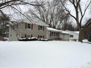 1749 Lamplight Dr, Saint Paul, MN 55125-1566