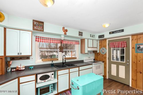 10049 Cressey Rd, Plainwell MI 49080-9044 exterior