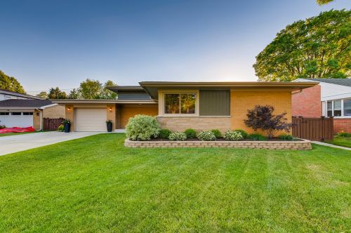 150 Elm Tree Ln, Elmhurst, IL 60126-3648