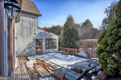 409 Dart Dr, Hanover PA 17331-1327 exterior