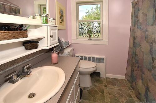 20 Grand St, Enfield CT 06082-4627 exterior